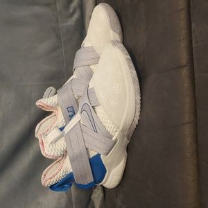 Nike Lebron soldier 12 basketball shoe